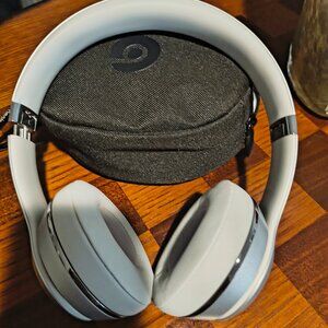 🎧 Beats Solo3 Wireless On-Ear Headphones – Silver – With Case